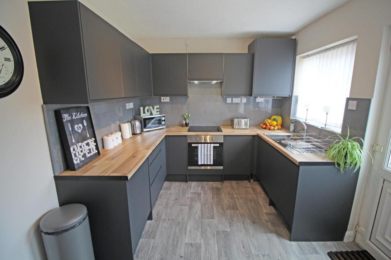 Recently Refurbished 3 Bedroom Home With Parking - Perfect For Longstays - Sleeps 8 Chester Extérieur photo