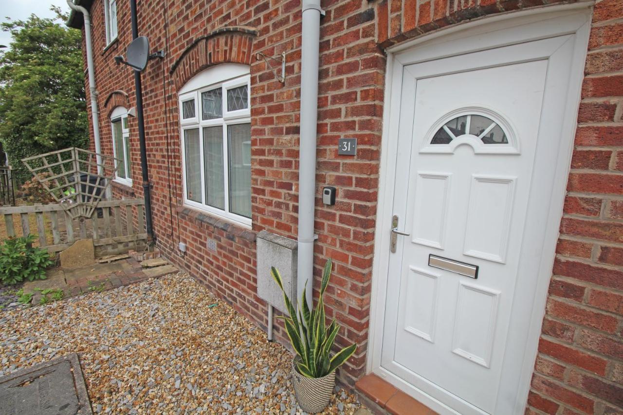 Recently Refurbished 3 Bedroom Home With Parking - Perfect For Longstays - Sleeps 8 Chester Extérieur photo