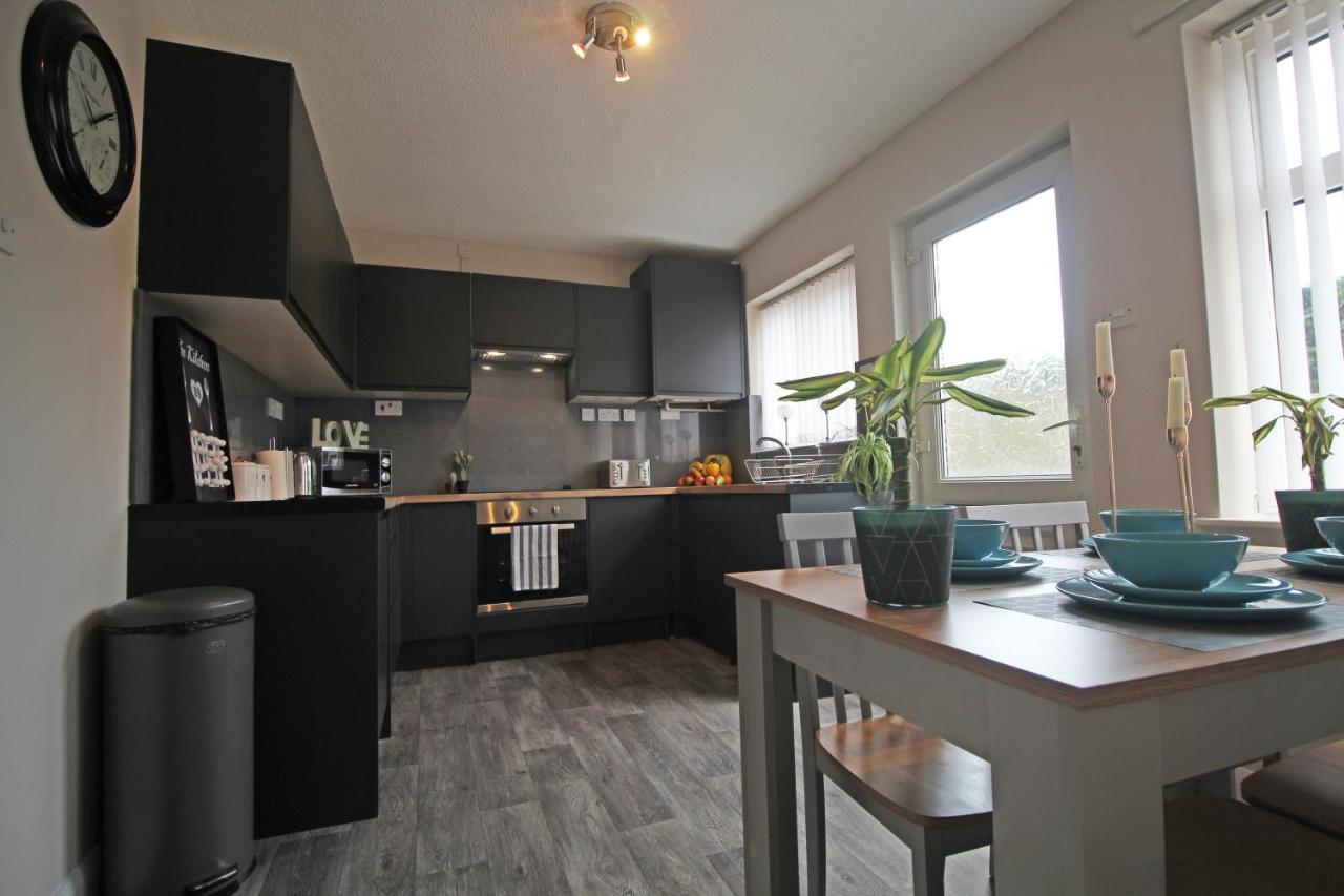 Recently Refurbished 3 Bedroom Home With Parking - Perfect For Longstays - Sleeps 8 Chester Extérieur photo